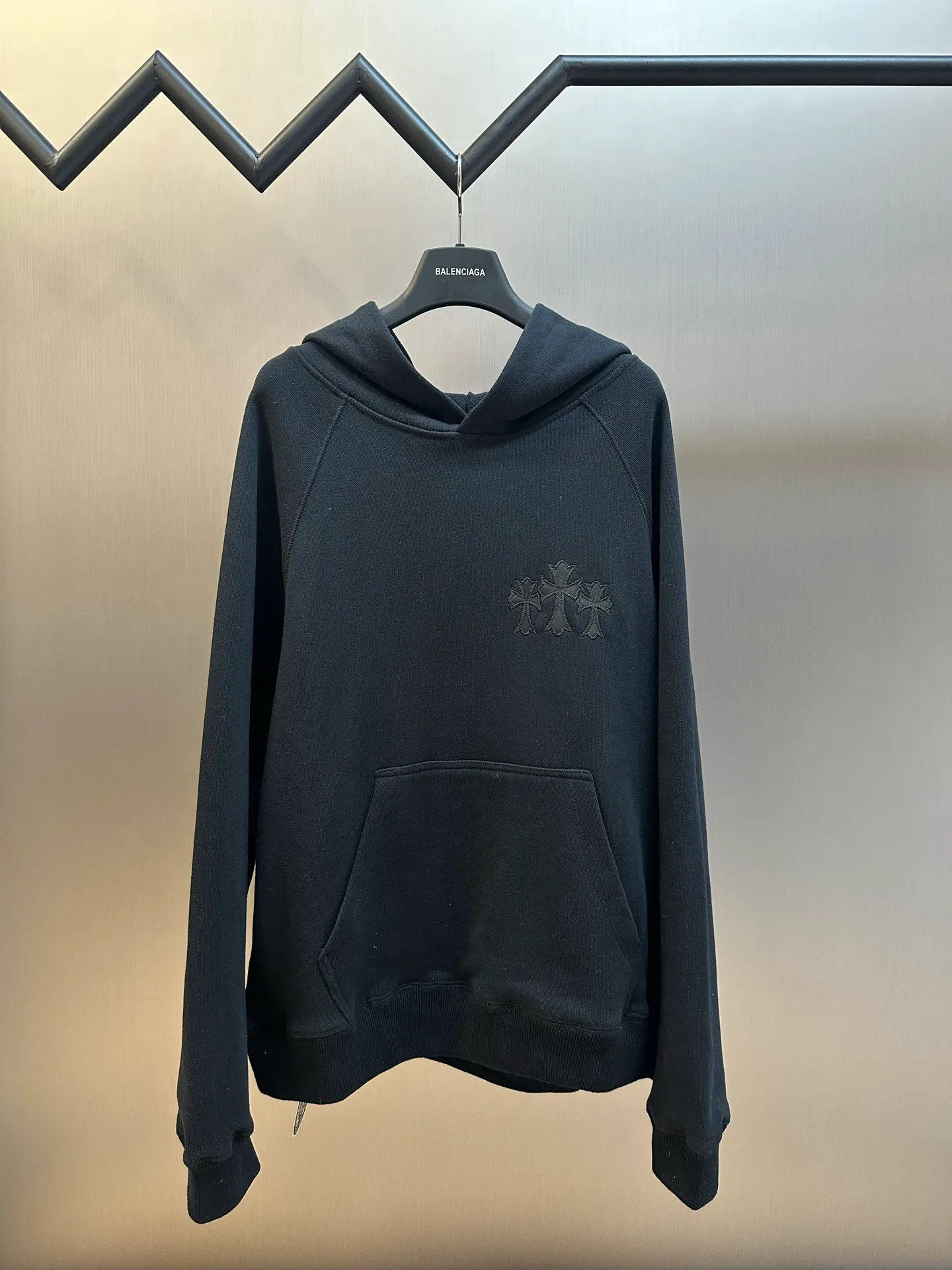 P490 Chrome Hearts Chrome Hearts Logo Hooded Sweatshirt. Customized heavy fortress intertwined air cotton, Chrome Hearts cross patch embroidery decoration on the chest, becoming the ultimate interpretation of dark gothic style. CH Gothic font is the finishing touch on the back panel, making the totem become your spiritual punctuation. The logo iron plate sways slightly with the swing of the body, adding a sense of movement and vitality.  Adopting imported machine appliqué embroidery technology, using advanced computer control systems and precision mechanical components, the Chrome Hearts logo appliqué embroidery operation is realized, presenting an embroidery effect with both clarity and three-dimensionality size: s m l xl
